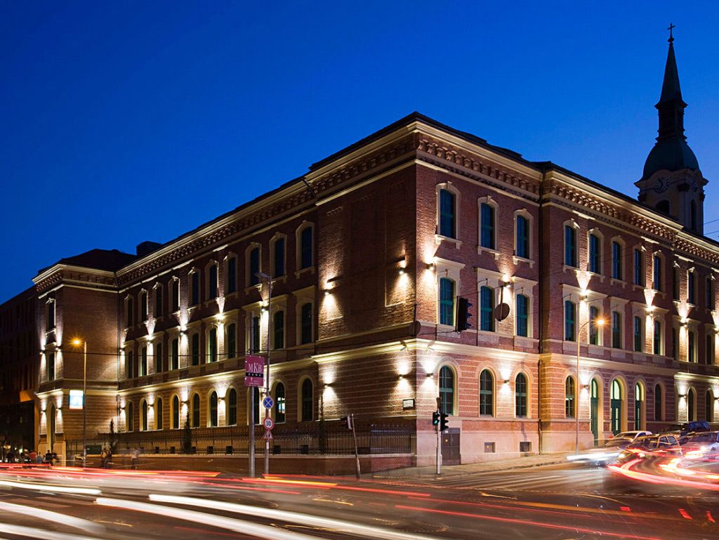 Bécsi Corner Office Building